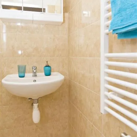 Apartments 5 Minutes Walk From Old Town - 102 M2 W Balcony, View, Shower Plus Bath * פראג